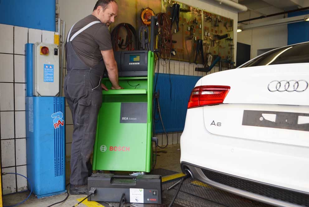 Pickerl-Ueberpruefung-Klagenfurt Mechaniker bei der Pickerl Überprüfung in der Autowerkstatt Bittmann in Klagenfurt